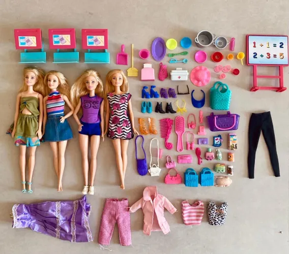 Usado - Kit Barbie + Acessórios e Roupas