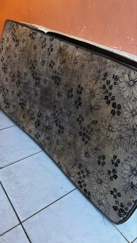 Colchão Floral Usado - Estampa Preta e Bege | Ótimo Preço