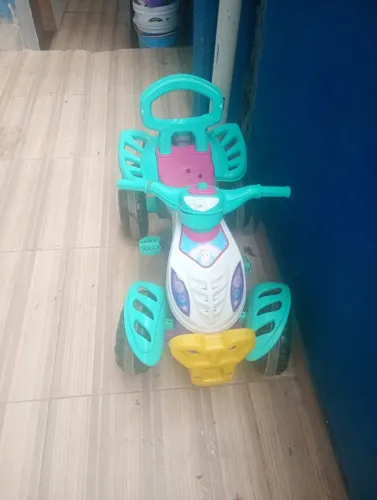 Carrinho de brinquedo quadriciclo 