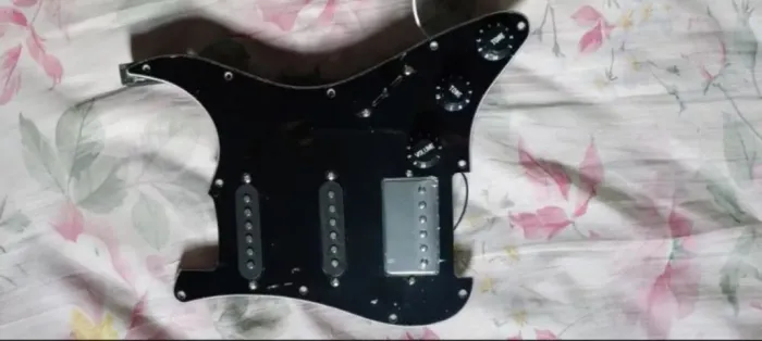 Escudo de guitarra com captadores single e humbuker