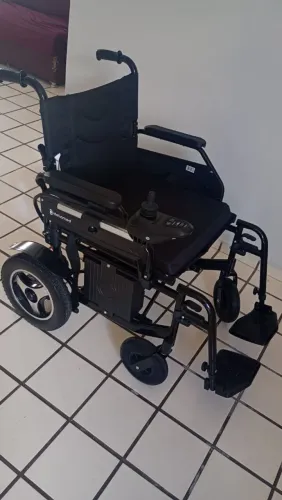 Vende-se cadeira de rodas elétrica