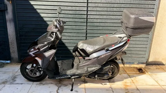 Elite 125 Cinza 2022 de garagem