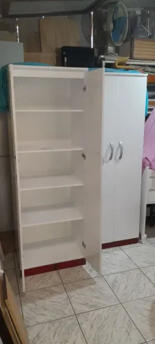 Lindo mini guarda roupas em branco. Novo