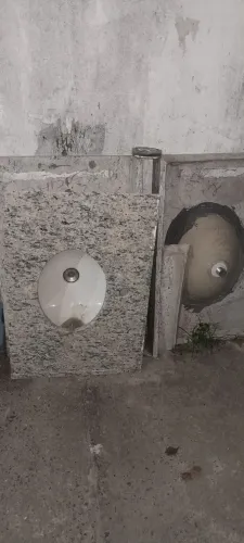 3 pias de mármore com Cuba de porcelana medindo 0,50 X 0,80 cada uma