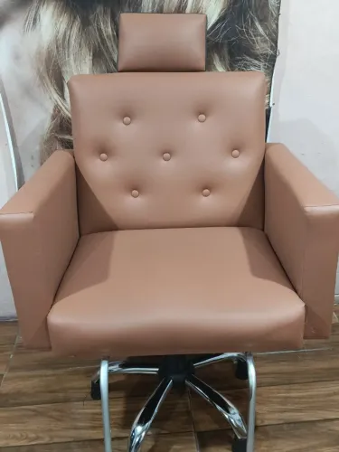 Vende-se uma cadeira de salão de beleza com pé clomado semi nova