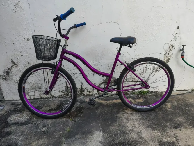Bicicleta praiana com cestinha