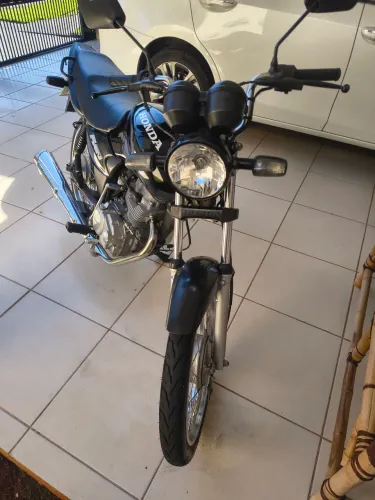 Vendo Titan fan 125 preta bem conservada ótimo estado só vendo pneus bons
