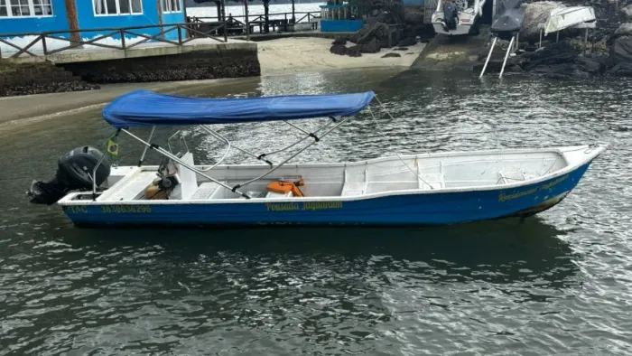 Barco de fibra casco soberano