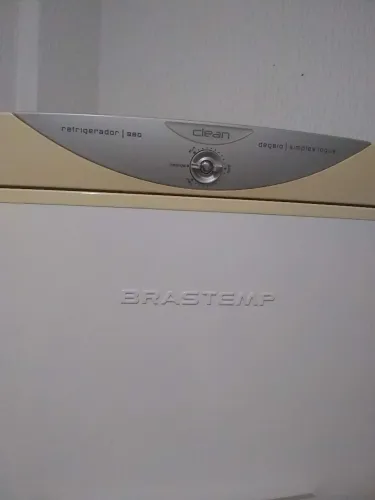 Jeladeira jela muinto só não tem as prateleiras