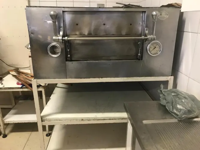 Forno inox grande com estrutura de ferro 