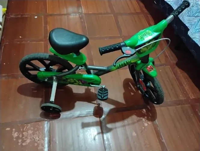 Bicicleta aro 12 Hulk semi nova