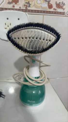 Passadeira a Vapor Portátil Philco PVP10VD na cor verde.