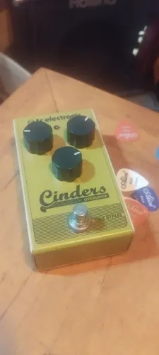 Pedal TC Eletronic Cinders overdrive