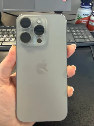 iPhone 15 pro - cor titanium natural