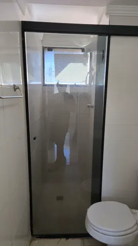 Box de banheiro em alumínio preto