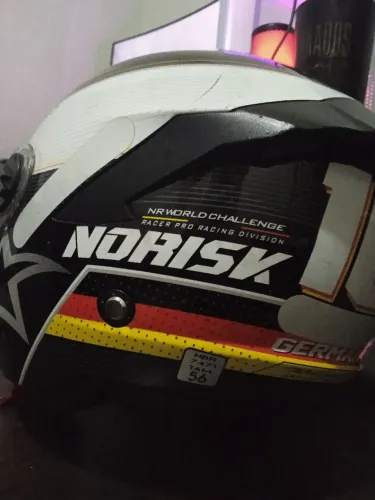 Capacete Norisk aberto