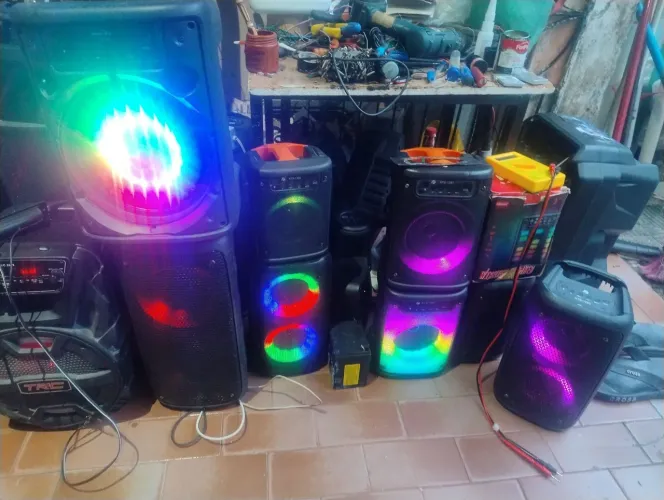 Caixinhas de som boas tocando tudo