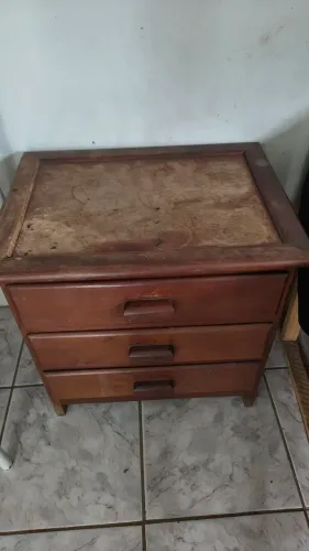 Comoda de madeira com 3 gavetas