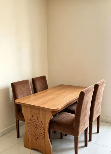 Mesa de jantar com 4 cadeiras 