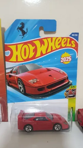 Ferrari F40 vermelha Hotwheels 1:64