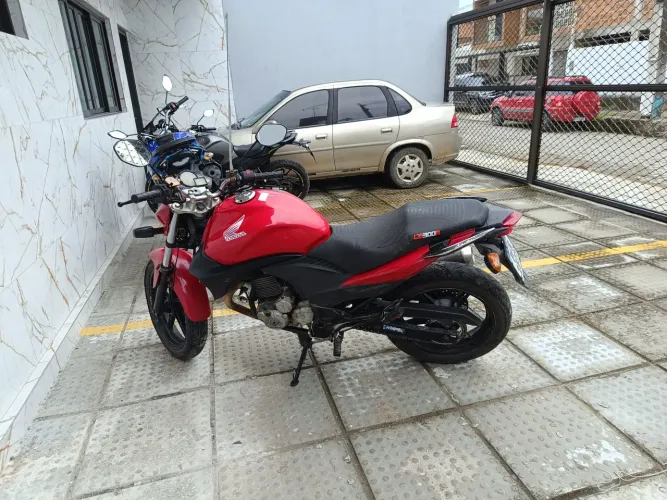 Honda CB 300R 2012 Vermelha | Revisada | Pneus e Tração Novos