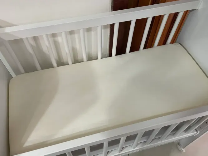 Mini Berço Branco com Rodízios, Grade Móvel e Colchão Incluso