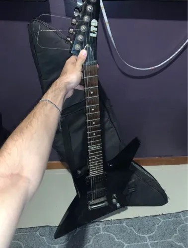 Guitarra ESP LTD EX-50 Explorer Black + Capa Gigbag