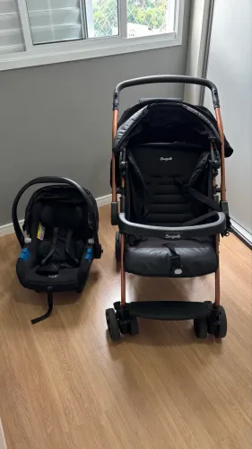 Carrinho de bebê e bebê conforto