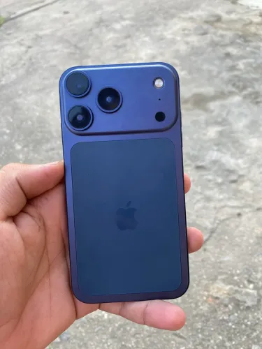 iPhone 11 na carcaça do 17 pro  