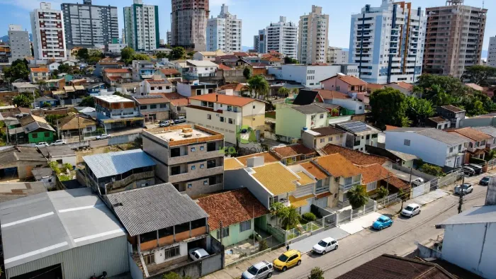 Prédio com 6 apartamentos à venda Excelente oportunidade para investimento em Barreiros