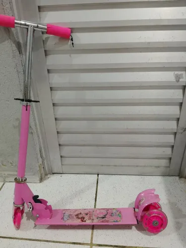 Patinete infantil usado com marcas de uso