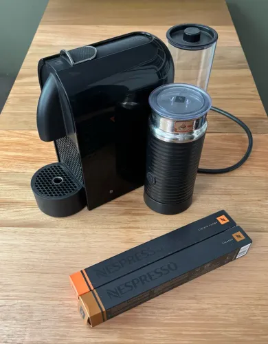 Cafeteira Nespresso Citiz preta, com espumador de leite