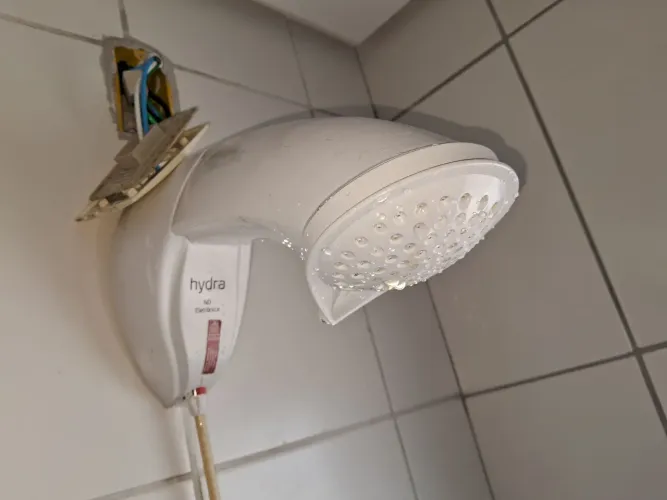 Serviços de encanador e elétrica 