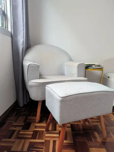 Poltrona com puff amamentação