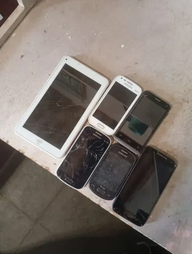 Vendo esses celulares pra tirar peca