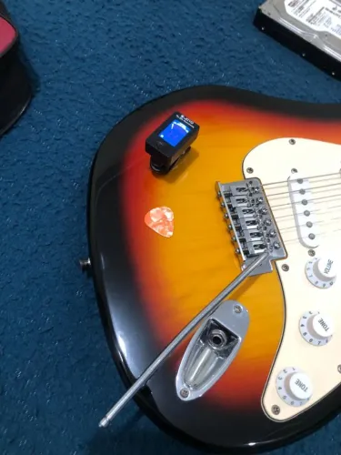 Guitarra Tagima Menphis MG22 com acessórios e jogo de cordas