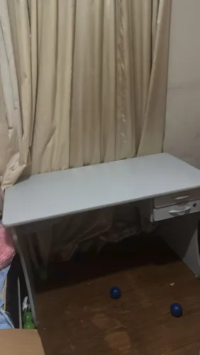 Mesa de computador com gaveta 