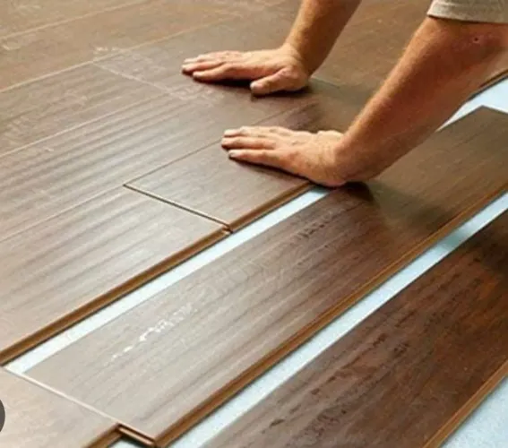 Troco piso vinilico auto colante por um sofá.