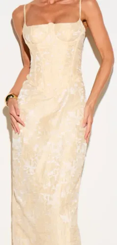 Vendo vestido de festa lindo com detalhes.