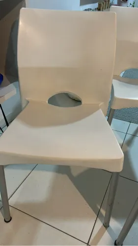 Cadeiras brancas em boa conservação 