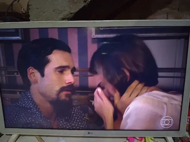 TV LG 32 LED LCD vendo por 300,00 funcionando perfeitamente, com todos os apps