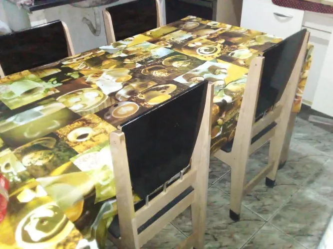 VENDO UMA MESA COM 4 CADEIRAS