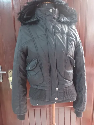 Casaco preto impermeável com capuz