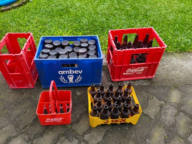 Engradados Skol e Coca Cola