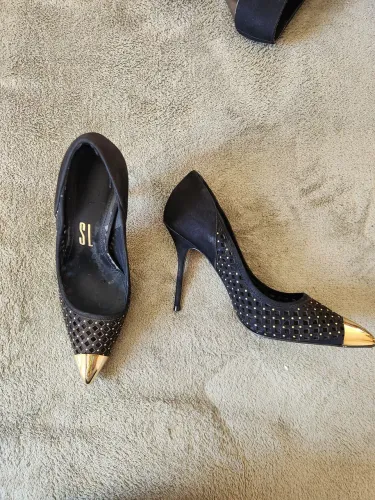 Scarpin preto com dourado Santa Lolla 36