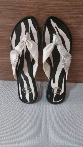 Rasteirinha branca e preta
