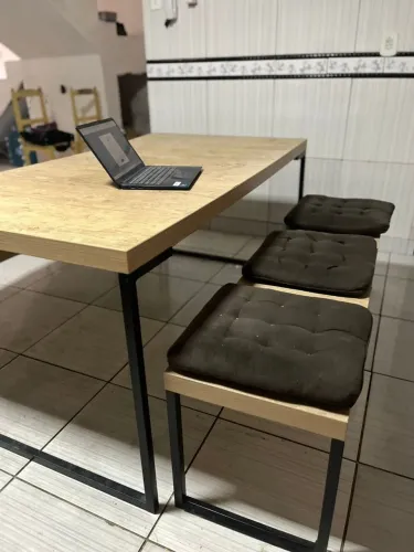 Mesa de jantar com dois bancos e 6 almofadas