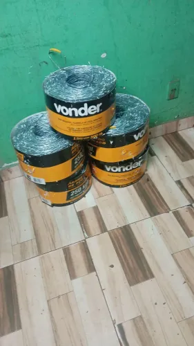 Vêndo 6 rolos de arame farpado da marca vonder de 500 metros cada chama