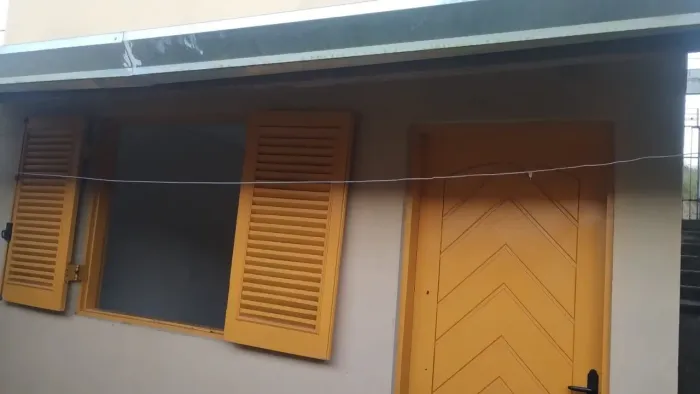 Quarto e cozinha com garagem 