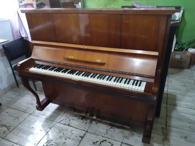 Piano regulado e afinado móvel em ótimo estado com entrega grátis para a grande São Paulo.